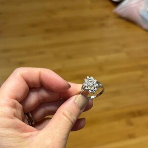 Elegant Silver Tone Floral Ring